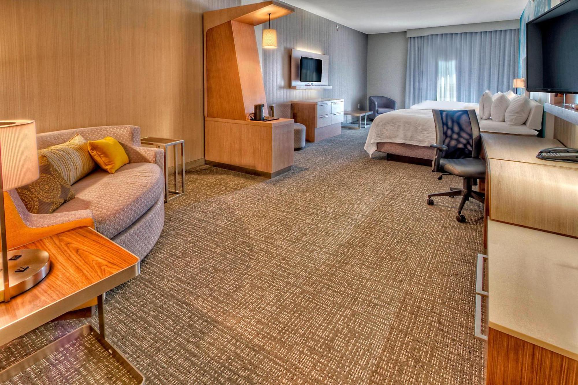 Courtyard By Marriott Hotel